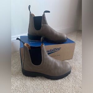 NIB Blundstones 1469 in Steel Grey